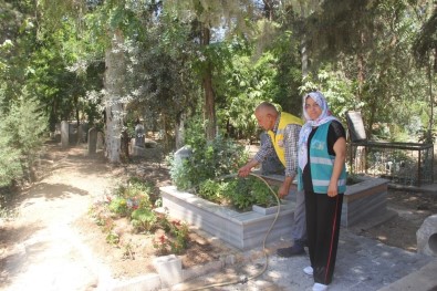 Birecik'te Mezarlığa Kadın Eli Değdi