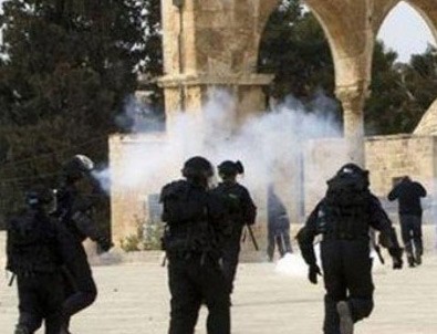 İsrail polisinden Mescid-İ Aksa'ya saldırı