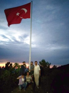 Kampanya Yapıp Köylerine Dev Türk Bayrağı Diktiler