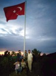 GÜNLÜCE - Kampanya Yapıp Köylerine Dev Türk Bayrağı Diktiler