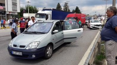Sakarya'da 50 Metre Arayla İki Trafik Kazası Açıklaması 8 Yaralı
