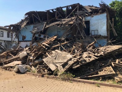 Vezirhan'da Metruk Binalar Yıkılıyor