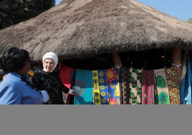 Emine Erdoğan Güney Afrika'daki Aslan Parkını Ziyaret Etti