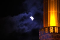 TÜRK BAYRAĞI - Kanlı Ay Tutulmasına Cami Ve Türk Bayrağı Manzarası Çok Yakıştı