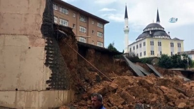 Sancaktepe'de Bir İlkokulun Duvarı Çöktü