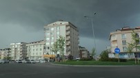 TOPRAK KAYMASI - Sancaktepe'de Toprak Kayması Yaşanan Binanın Sakinleri Geceyi Otelde Geçirdi