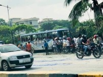 Dakka'da Yarış Yapan Otobüs Öğrencilerin Arasına Daldı Açıklaması 6 Ölü