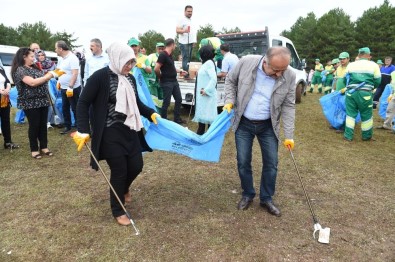 Doğa Dostu Belediye Başkanı, Vatandaşlarla Birlikte Çöp Topladı
