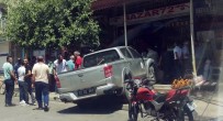 AHMET ARİF - Minibüse Çarpıp İş Yerine Girdi Açıklaması 2 Yaralı