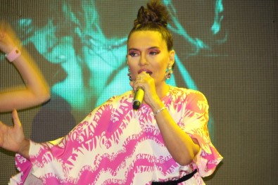 Demet Akalın'dan Hayranlarına Müjde