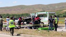 GÜNCELLEME 2 - Sivas'ta İki Otomobil Çarpıştı Açıklaması 5 Ölü, 5 Yaralı Haberi