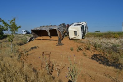 Konya'da Buğday Yüklü Tır Devrildi Açıklaması 1 Yaralı