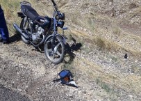 ALTINŞEHİR - Motosiklet İle Hafif Ticari Araç Çarpıştı Açıklaması 1 Yaralı