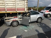 KUZUCULU - Otomobil Tırın Altına Girdi Açıklaması 1 Yaralı