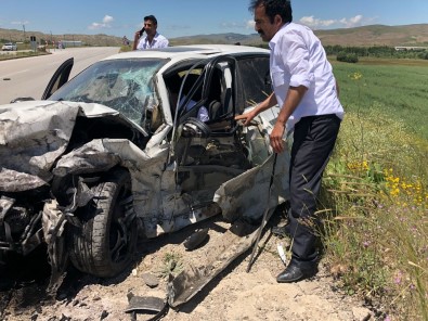 Otomobiller Çarpıştı Açıklaması 4 Ölü, 4 Yaralı