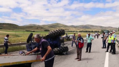 Sivas'ta Minibüsle Traktör Çarpıştı Açıklaması 20 Yaralı