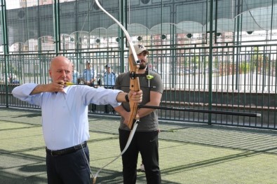 Başkan Çolakbayrakdar Okçuluk Kursunu Ziyaret Etti, Hedefi 12'Den Vurdu