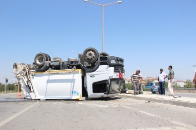 Çöp Kamyonu İle Otomobilin Karıştığı Kaza Ucuz Atlatıldı Açıklaması 1 Yaralı