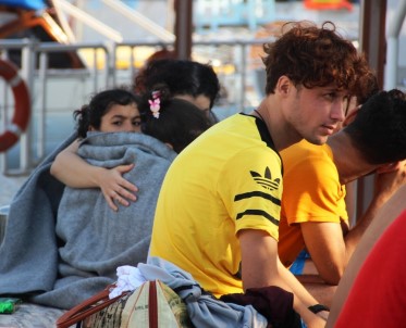 Ege Denizi'nde Batan Bottaki Göçmenleri Tur Teknesi Kurtardı