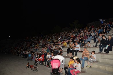 Festivalin 2'Nci Gününde 'İyi Ki Doğdun Abla' İzleyicilerle Buluştu