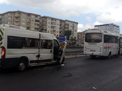 İki Servis Minibüsü Çarpıştı Açıklaması 3 Yaralı