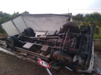 TRAFİK MÜDÜRLÜĞÜ - İzmir'de Yol Kenarındaki Duvara Çarpan Kamyon Devrildi Açıklaması 1 Yaralı