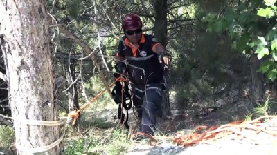 Kayalıklarda Mahsur Kalan Paraşütçüyü AFAD Kurtardı