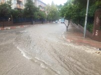 Keşan'da Şiddetli Yağmur Sokakları Göle Çevirdi