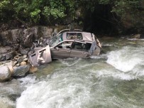 Otomobil Dereye Yuvarlandı Açıklaması 1 Ölü, 1 Yaralı