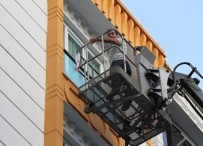 (Özel) Esenyurt'ta  Pencerenin Korkuluğunda Aç Susuz Mahsur Kalan Kuşu Kurtarma Operasyonu Kamerada