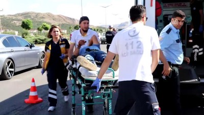 Sivas'ta 2 Otomobil Çarpıştı Açıklaması 5 Yaralı