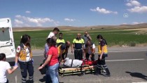 Sivas'ta Otomobil İle Traktör Çarpıştı Açıklaması 5 Yaralı