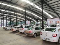 DOLU YAĞIŞI - Araç Sahipleri Dolu Önlemini Kapalı Pazar Yerine Sığınarak Aldı