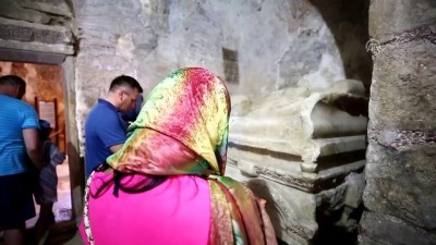 Aziz Nikolaos'a Dua Edip Dilek Tutuyorlar