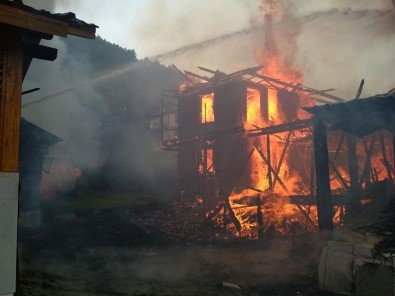 Bolu'da Çıkan Yangın 2 Ev Ve 1 Odunluğu Kül Etti