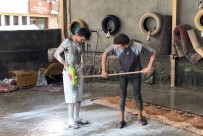 Hava Sıcakları Artınca Oto Yıkamacı 'Adam' Yıkamacıya Döndü