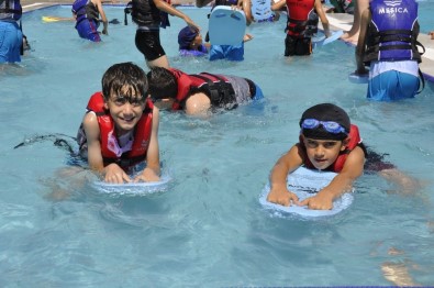 Kayapınar Belediyesi'nden Bin 500 Öğrenciye Ücretsiz Yüzme Kursu
