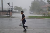 DOLU YAĞIŞI - Şuhut'ta Şiddetli Yağmur, Dolu Ve Fırtına Zor Anlar Yaşattı