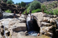 ÇALIŞAN ÇOCUKLAR - 45 Dereceyi Bulan Irak Sınırında Türkülü Serinleme