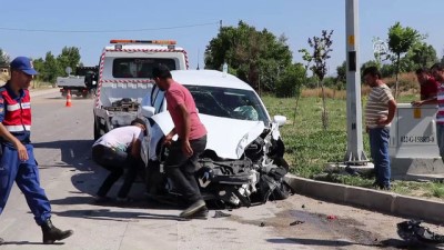 Burdur'da Tuğla Yüklü Kamyon İle Otomobil Çarpıştı Açıklaması 3 Yaralı