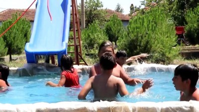 Çocuklar Atıl Durumdaki Süs Havuzunu 'Aqua Park'a Çevirdi