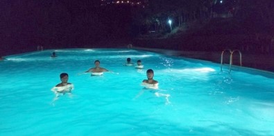 Çukurca'da Gece Yarısı Havuz Keyfi