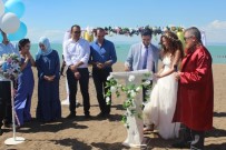 BEYŞEHIR GÖLÜ - Doktor Çift, Beyşehir Gölü Kıyısındaki Plajda Evliliğe 'Evet' Dedi