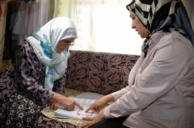 Engelli Fatma Nine, 60 Yaşında Okuma Yazmayı Öğrendi