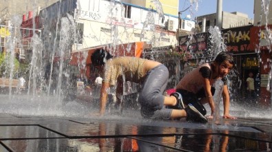 Kızıltepe'de Çocuklar Süs Havuzlarında Serinliyor