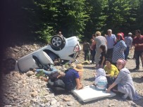 HITIT ÜNIVERSITESI - Otomobil Şarampole Yuvarlandı Açıklaması 5 Yaralı