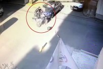 (Özel) Şişli'de Otomobil Motosiklete Çarptı Açıklaması 2 Yaralı