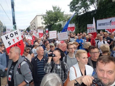 Polonya'da Yargı Krizi Açıklaması Halk Yeniden Sokaklarda