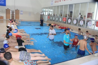 Hakkari'nin İlk Yarı Olimpik Yüzme Havuzu Açıldı