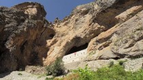 'Kayaya Oyma Manastır' Ziyaretçilerini Ağırlıyor Haberi
